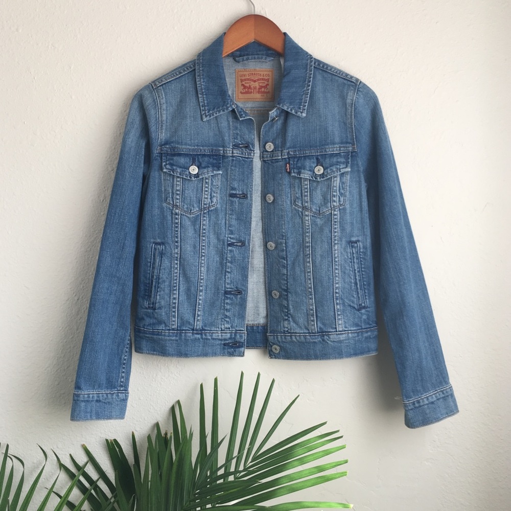 Levi’s medium wash trucker jacket